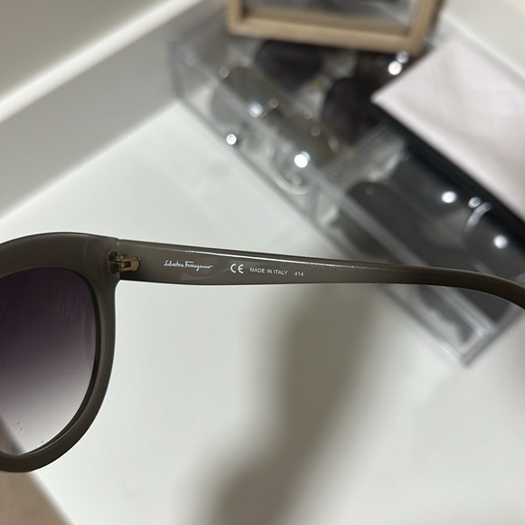 Ferragamo sunglasses - Picture 5 of 8